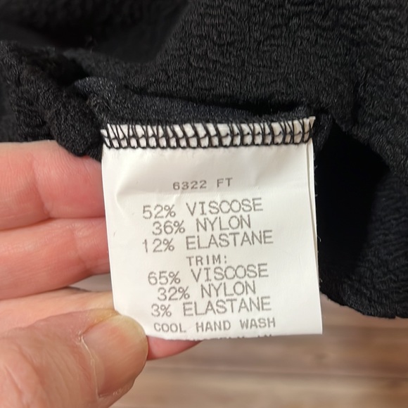 ⭐️ Perri Cutten Sleeveless Black Textured Top Size Large - Picture 3 of 6